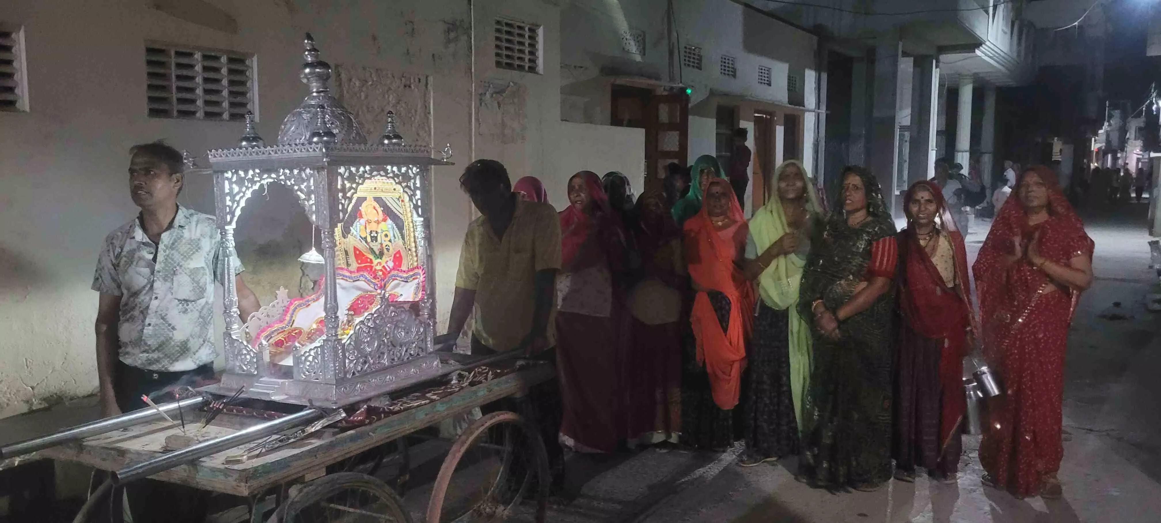 पुरुषों की आस्था महिलाओं में आ गई लेकिन परंपरा अभी भी बरकरार है
