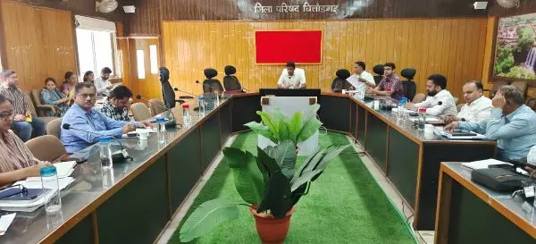 जिला कलक्टर ने ली साप्ताहिक समीक्षा बैठक
