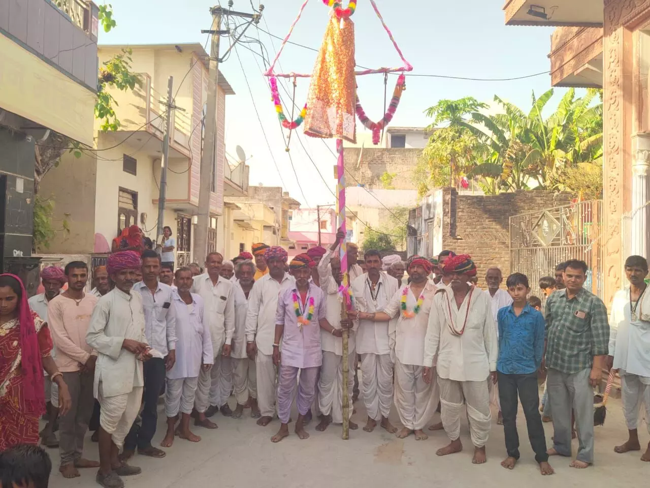 आकोला में शक्ति का प्रतीक नेजा निकला आकोला में शक्ति का प्रतीक नेजा निकला