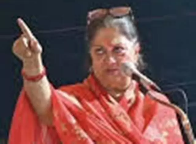 पानी की समस्या पर राजे ने  कहा  अफसर सो रहें हैं...लोग रो रहें हैं;