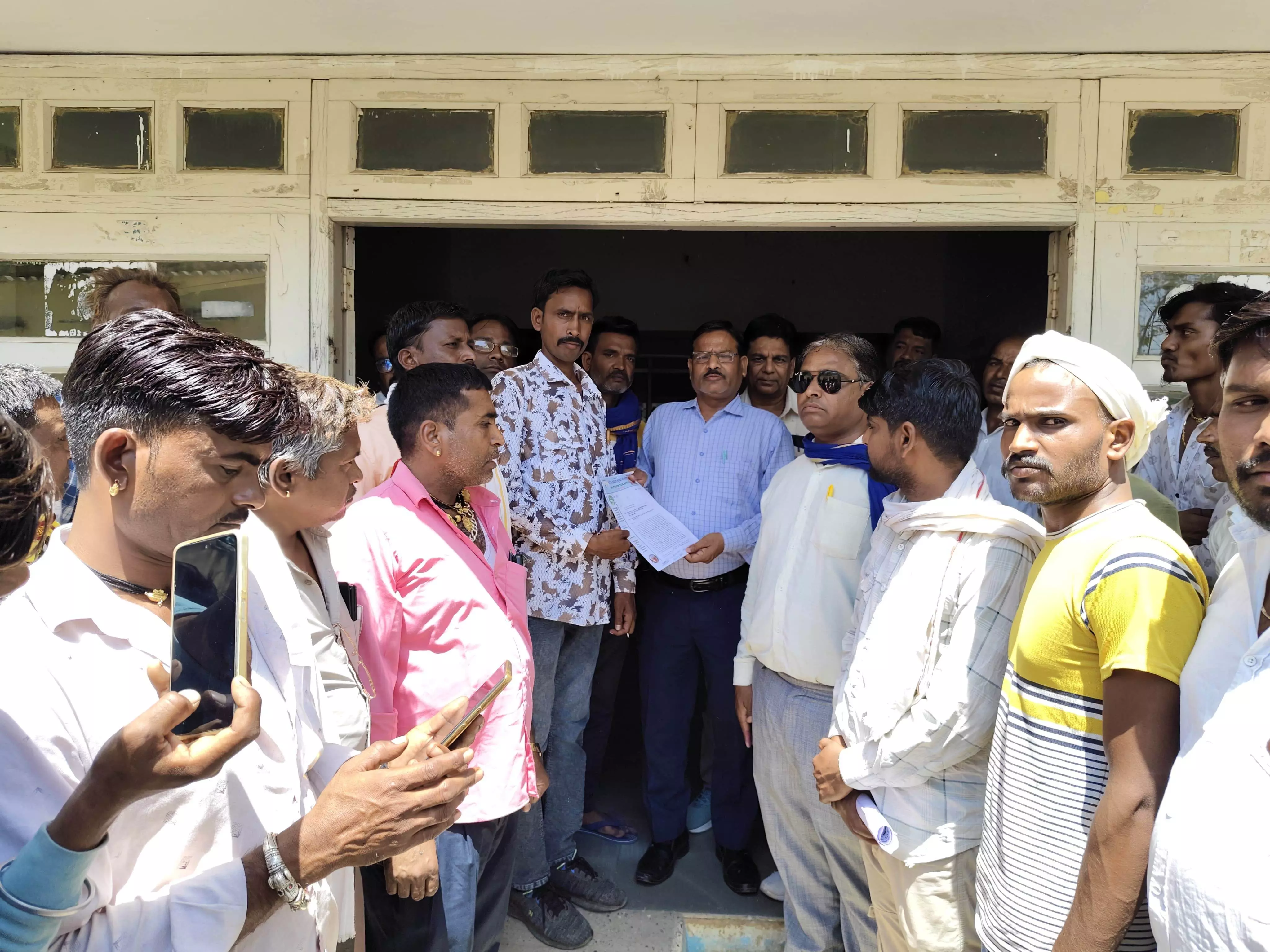 भील समाज के पीड़ित को न्याय दिलाने के लिए सौंपा ज्ञापन भील समाज के पीड़ित को न्याय दिलाने के लिए सौंपा ज्ञापन