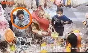 ठाकुरजी की मूर्ति चोरी करते महिला की शर्मनाक हरकत सीसीटीवी में हुई कैद