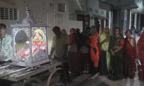 पुरुषों की आस्था महिलाओं में आ गई लेकिन परंपरा अभी भी बरकरार है