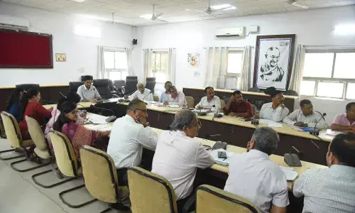 जिला कलक्टर ने ली अधिकारियों की बैठक