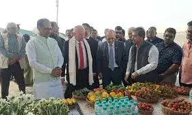 मंत्री शिवराज ने इस्राइल के मंत्री को दिखाई रंगीन शिमला मिर्च