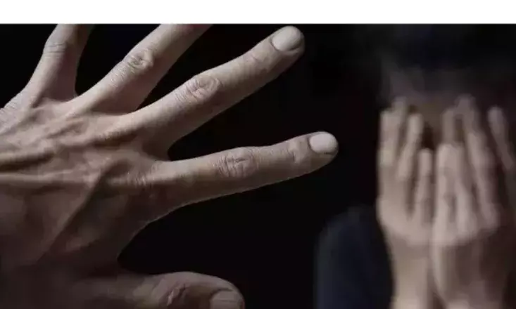 कॉलेज में छात्रा से किया दुष्कर्म, वीडियो वायरल होने पर मचा हड़कंप; आरोपी शिक्षक मैनुद्दीन गिरफ्तार कॉलेज में छात्रा से किया दुष्कर्म, वीडियो वायरल होने पर मचा हड़कंप; आरोपी शिक्षक मैनुद्दीन गिरफ्तार