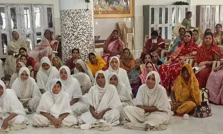 संतों के सानिध्य में अष्ट प्रकार की पूजा-अर्चना की संतों के सानिध्य में अष्ट प्रकार की पूजा-अर्चना की