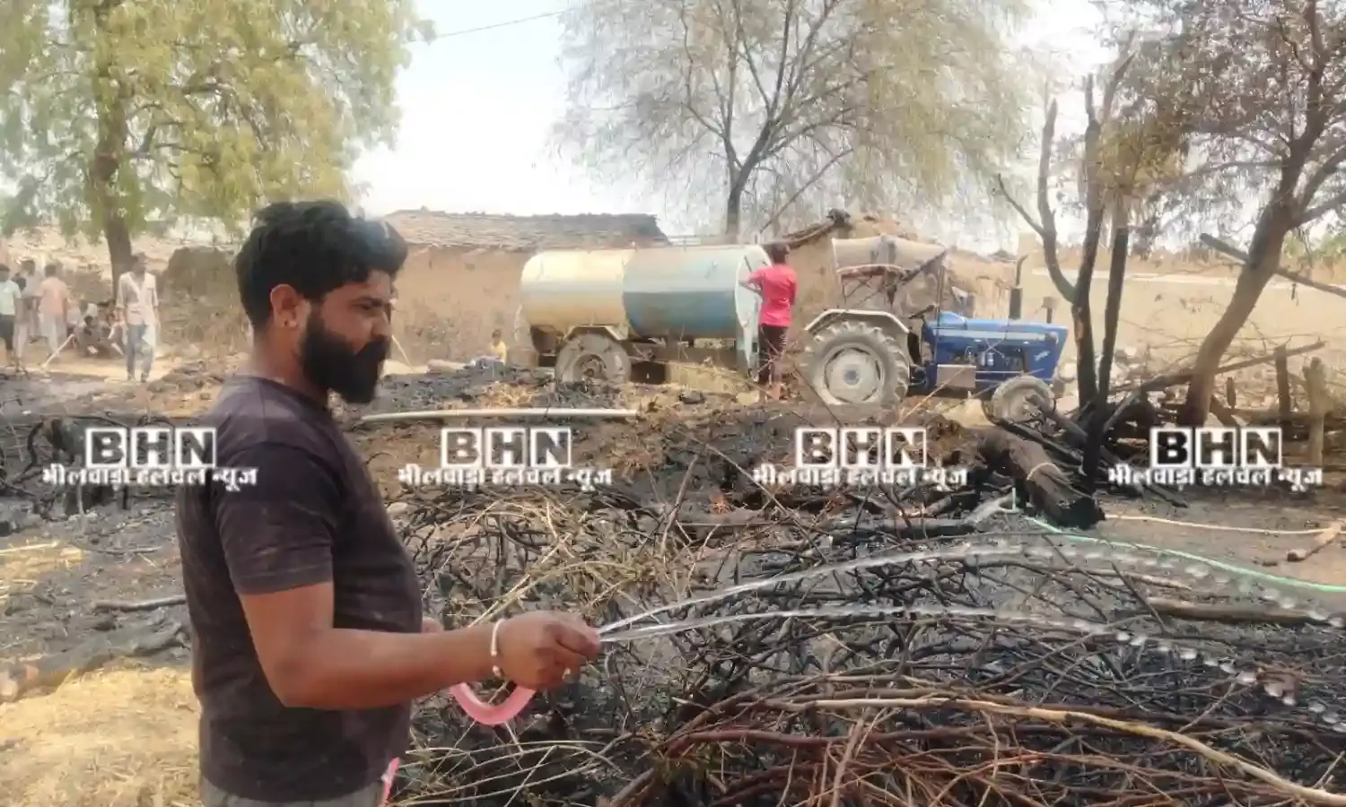 बाड़ा व रोड़ी में लगी आग, ग्रामीणों ने पाया काबू बाड़ा व रोड़ी में लगी आग, ग्रामीणों ने पाया काबू
