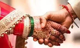 पिता बन जाता है दूल्हा, बेटी से करता है विवाह पिता बन जाता है दूल्हा, बेटी से करता है विवाह