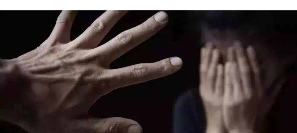 कॉलेज में छात्रा से किया दुष्कर्म, वीडियो वायरल होने पर मचा हड़कंप; आरोपी शिक्षक मैनुद्दीन गिरफ्तार कॉलेज में छात्रा से किया दुष्कर्म, वीडियो वायरल होने पर मचा हड़कंप; आरोपी शिक्षक मैनुद्दीन गिरफ्तार