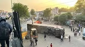 बाइक को बचाने के चक्कर में ट्रेलर पुलिया से नीचे गिरा ,चालक और खलासी घायल बाइक को बचाने के चक्कर में ट्रेलर पुलिया से नीचे गिरा ,चालक और खलासी घायल