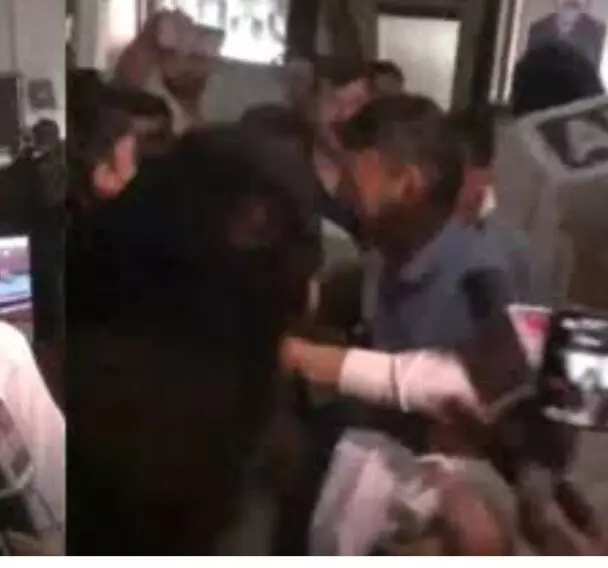 जम्मू-कश्मीर विधानसभा में बवाल; AAP विधायक मेहराज मलिक से मारपीट जम्मू-कश्मीर विधानसभा में बवाल; AAP विधायक मेहराज मलिक से मारपीट