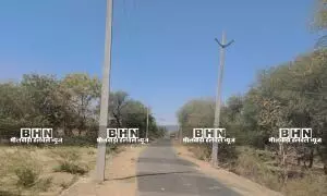 सड़क पर लगे बिजली के खंभे बन रहे परेशानी का कारण सड़क पर लगे बिजली के खंभे बन रहे परेशानी का कारण