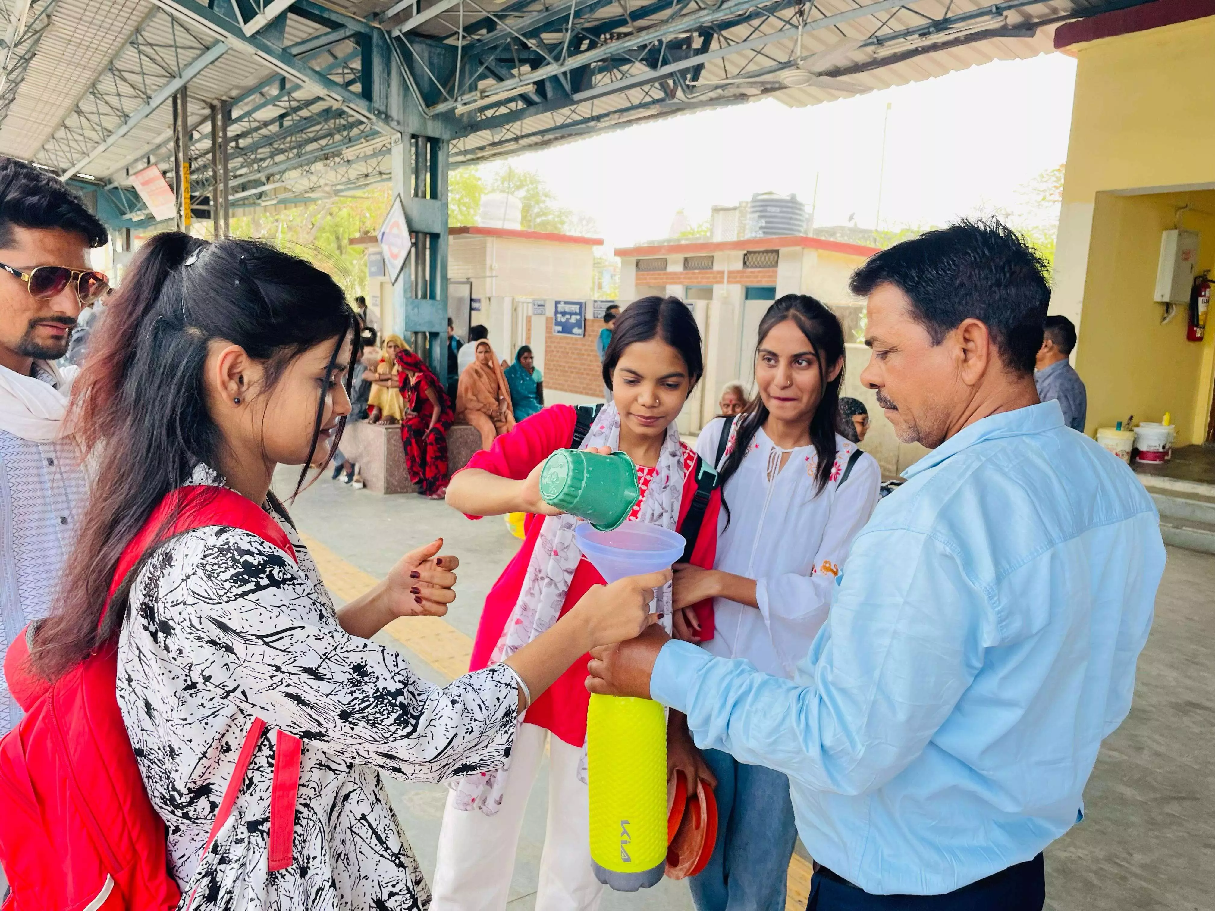 ज़िला चिकित्सालय में भर्ती मरीजों को फल और बिस्किट्स वितरित ज़िला चिकित्सालय में भर्ती मरीजों को फल और बिस्किट्स वितरित