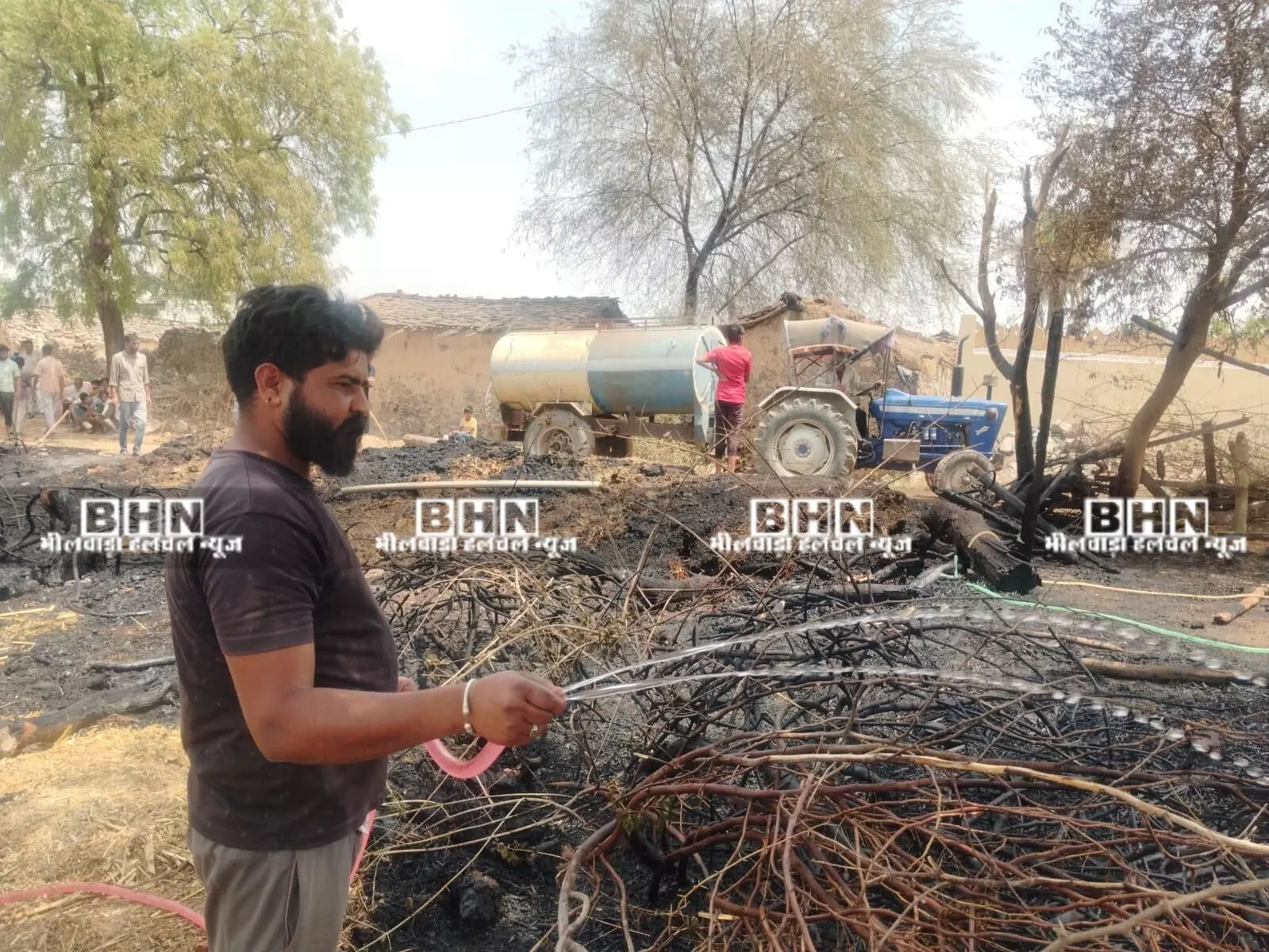 बाड़ा व रोड़ी में लगी आग, ग्रामीणों ने पाया  काबू