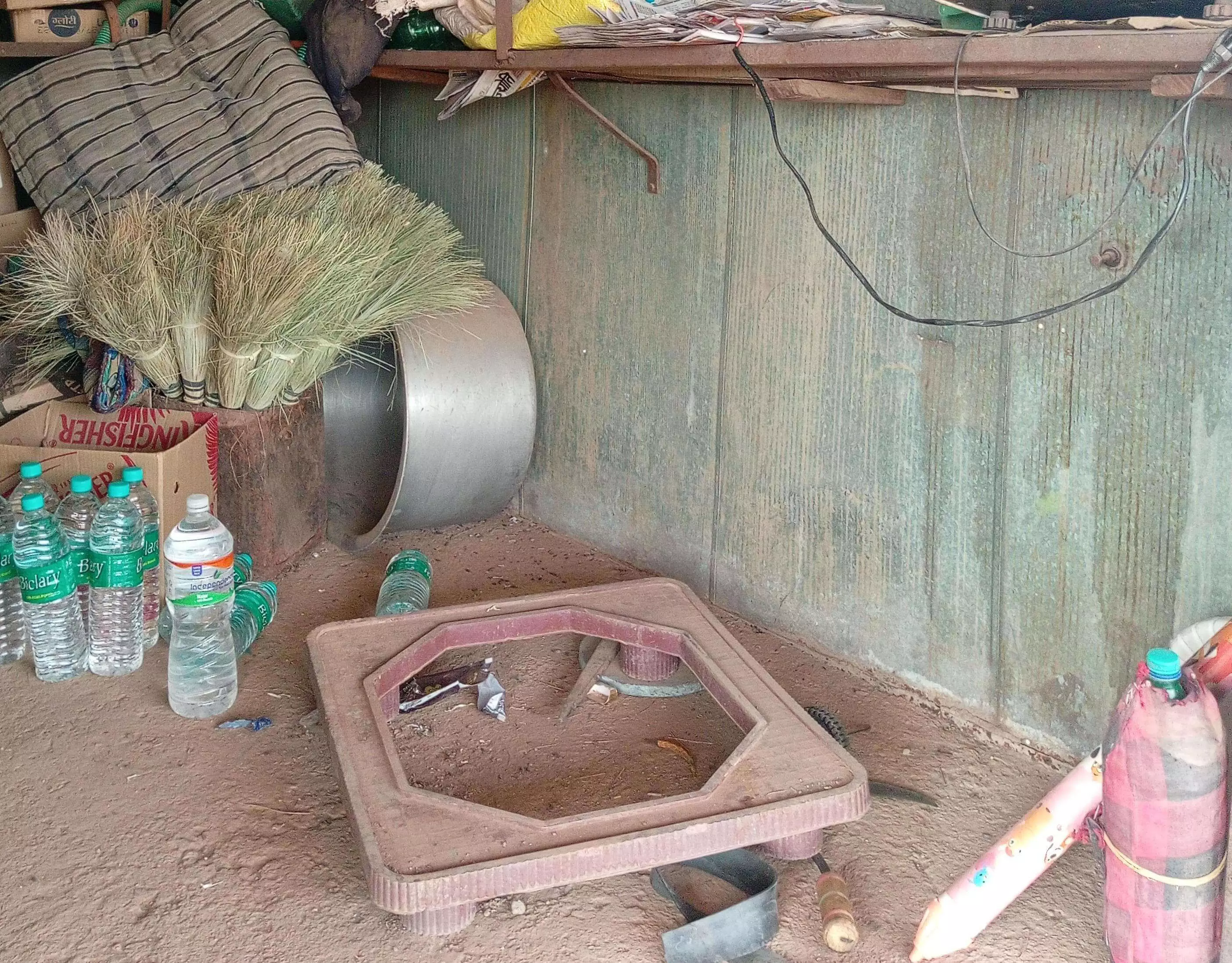 दुकान से परचूनी सामान व फ्रीज चोरी दुकान से परचूनी सामान व फ्रीज चोरी
