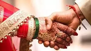 पिता बन जाता है दूल्हा, बेटी से करता है विवाह पिता बन जाता है दूल्हा, बेटी से करता है विवाह