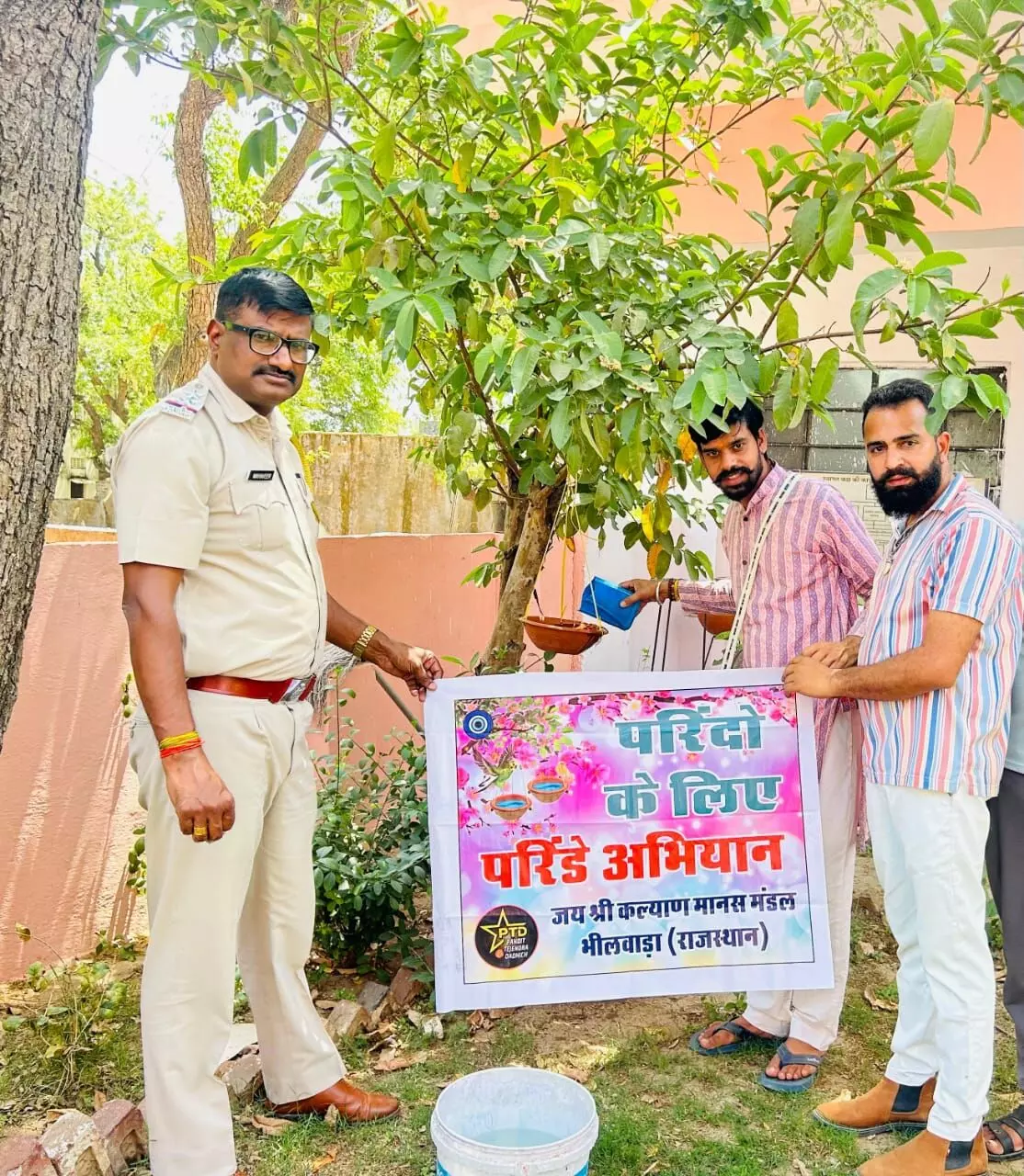 थाना परिसर में लगाए परिंडे