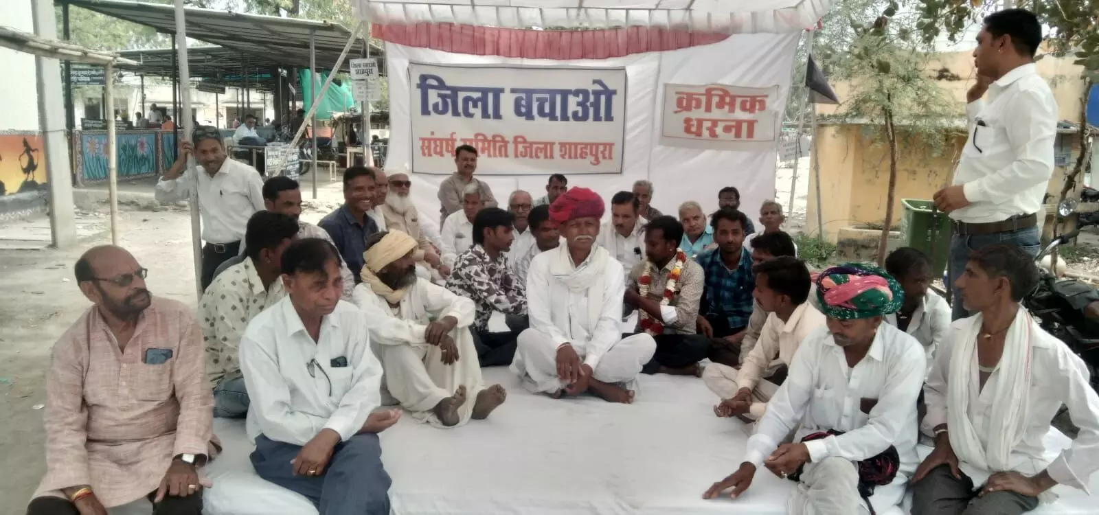 शाहपुरा जिला बचाओ आंदोलन 99 वे दिन भी अनवरत जारी शाहपुरा जिला बचाओ आंदोलन 99 वे दिन भी अनवरत जारी