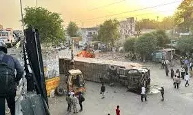 बाइक को बचाने के चक्कर में ट्रेलर पुलिया से नीचे गिरा ,चालक और खलासी घायल बाइक को बचाने के चक्कर में ट्रेलर पुलिया से नीचे गिरा ,चालक और खलासी घायल