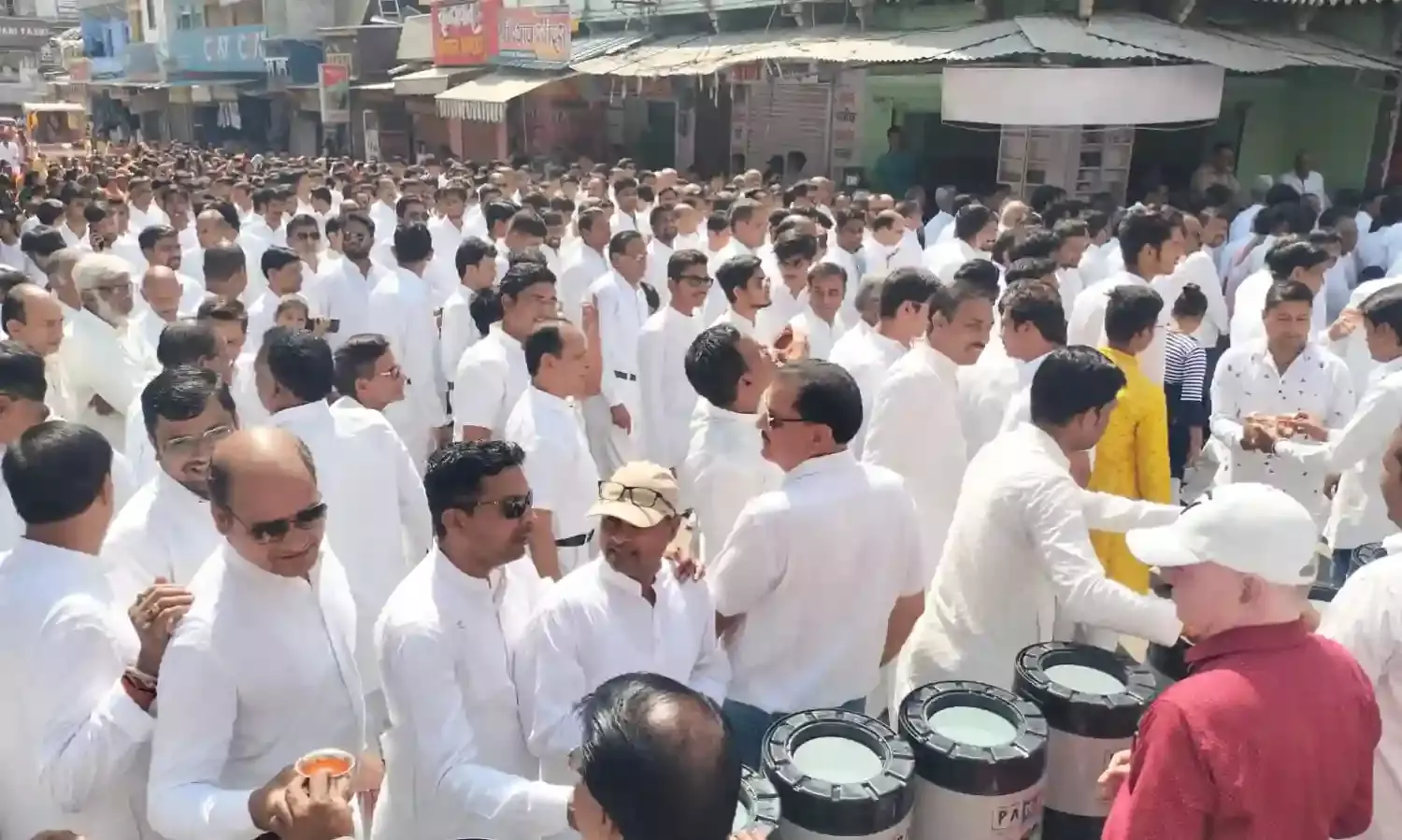 महावीर जन्मकल्याणक अवसर पर निकले चल समारोह में भाजपा पदाधिकारियों ने की जल सेवा महावीर जन्मकल्याणक अवसर पर निकले चल समारोह में भाजपा पदाधिकारियों ने की जल सेवा