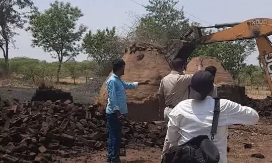 फतहनगर सनवाड़ में चारागाह भूमि से हटाई अवैध कोयला भट्टियां फतहनगर सनवाड़ में चारागाह भूमि से हटाई अवैध कोयला भट्टियां