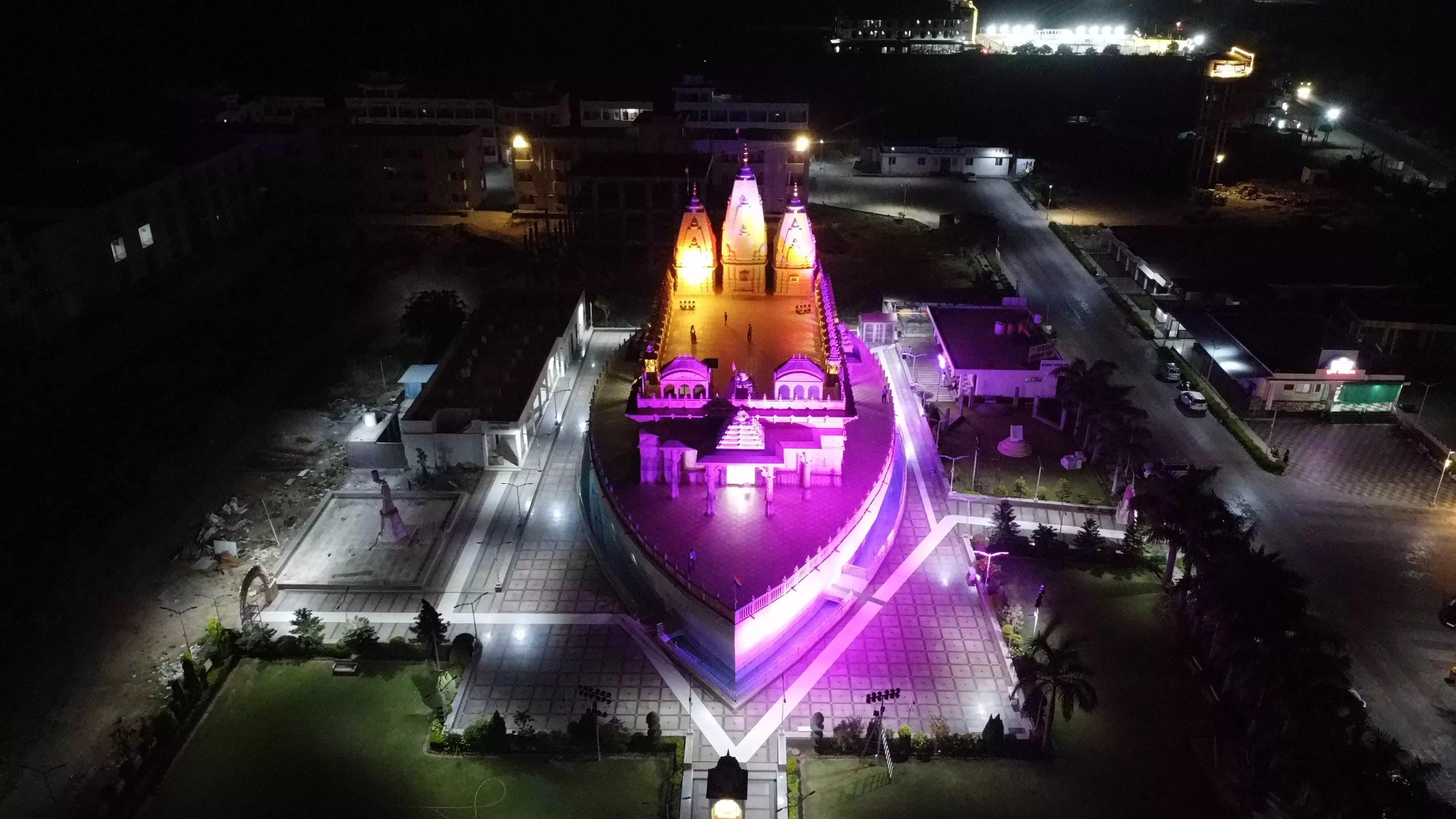 जहाजपुर में जहाजनुमा जिनालय ‘स्वस्तिधाम’ बना आस्था का अद्भुत प्रतीक जहाजपुर में जहाजनुमा जिनालय ‘स्वस्तिधाम’ बना आस्था का अद्भुत प्रतीक