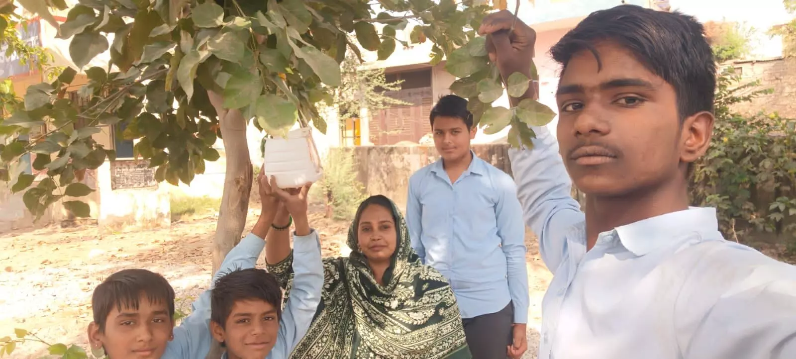 महावीर जयंती की पूर्व संध्या पर मूक पक्षियों हेतु बांधे पानी के परिण्डे महावीर जयंती की पूर्व संध्या पर मूक पक्षियों हेतु बांधे पानी के परिण्डे