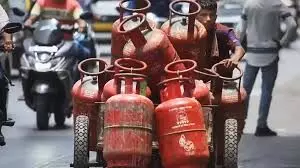 गैस सिलेंडर की बढ़ती कीमतों के विरोध में यूथ कांग्रेस का अनोखा प्रदर्शन