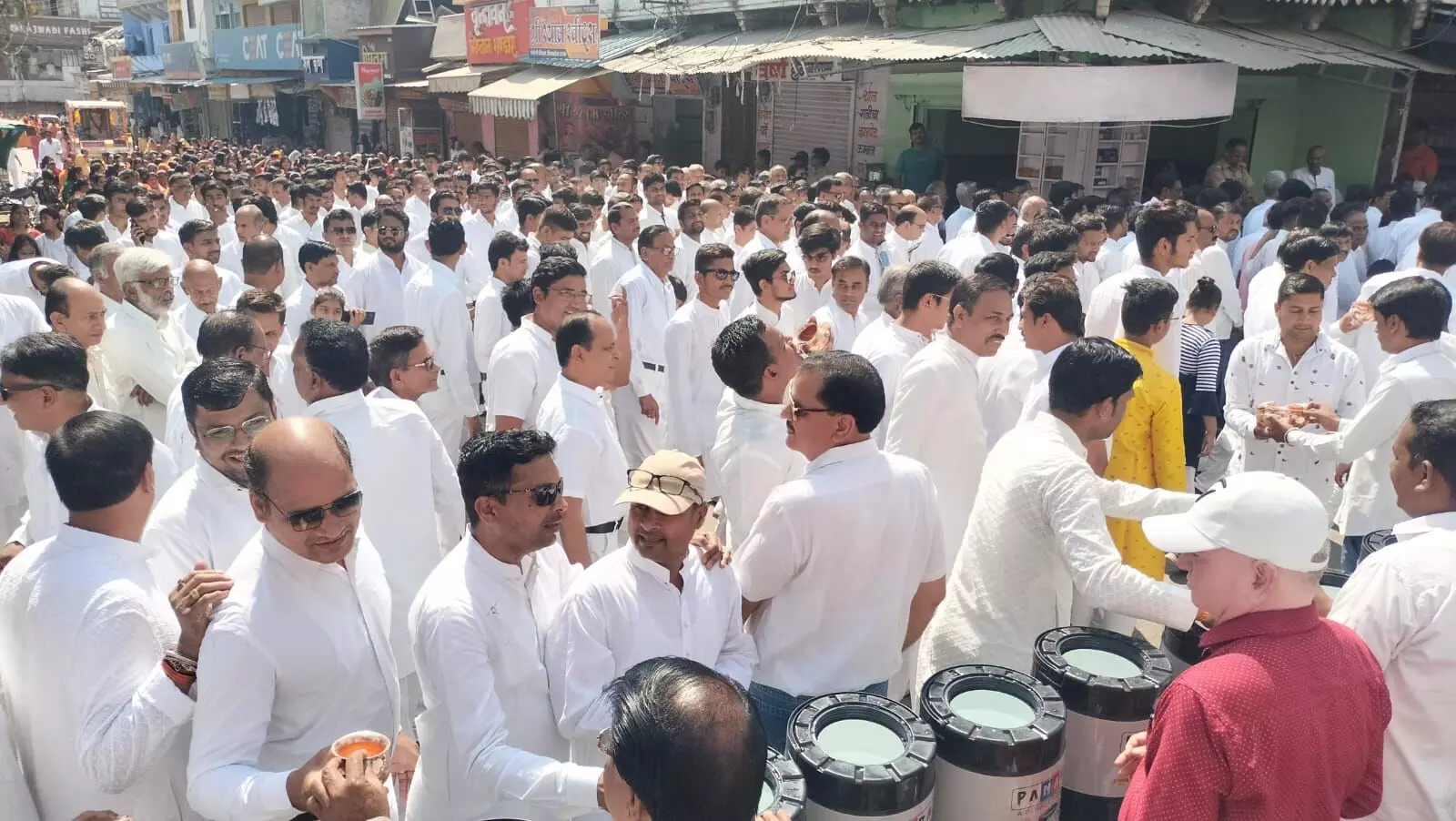 महावीर जन्मकल्याणक अवसर पर निकले चल समारोह में भाजपा पदाधिकारियों ने की जल सेवा