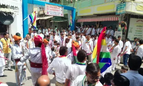 महावीर जयंती धूमधाम से मनाई , निकाली शोभायात्रा