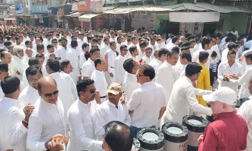 महावीर जन्मकल्याणक अवसर पर निकले चल समारोह में भाजपा पदाधिकारियों ने की जल सेवा