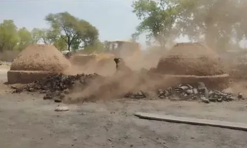 चारागाह भूमि से हटाई अवैध कोयला भट्टियां