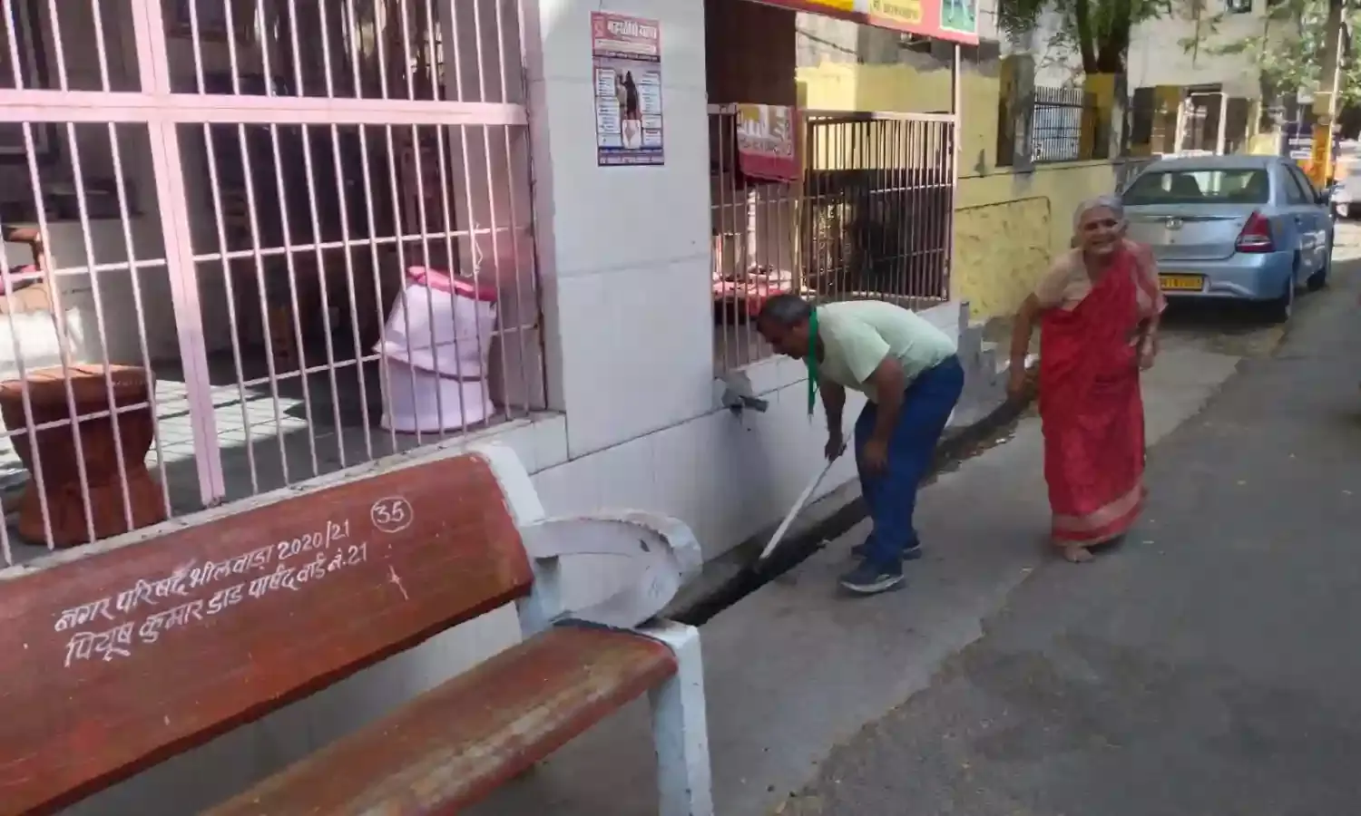 पार्षद प्रतिनिधि ने की नाली की सफाई पार्षद प्रतिनिधि ने की नाली की सफाई