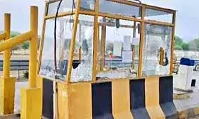 दिल्ली-मुंबई एक्सप्रेसवे पर बदमाशों का आतंक, टोल प्लाजा पर हमला दिल्ली-मुंबई एक्सप्रेसवे पर बदमाशों का आतंक, टोल प्लाजा पर हमला