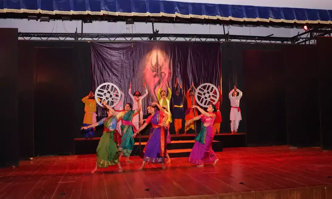 शिल्पग्राम में अहिल्या बाई होल्कर पर आधारित नाटक ‘पुण्यश्लोक’ ने किया रोमांचित शिल्पग्राम में अहिल्या बाई होल्कर पर आधारित नाटक ‘पुण्यश्लोक’ ने किया रोमांचित