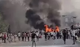 भीड़ ने ट्रेन पर पत्थर फेंके; गाड़ियां आग के हवाले, झड़प में 10 पुलिसकर्मी घायल भीड़ ने ट्रेन पर पत्थर फेंके; गाड़ियां आग के हवाले, झड़प में 10 पुलिसकर्मी घायल