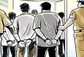 किराए की गाड़ियां नशा तस्करों को बेचने के मामले में पांच गिरफ्तार किराए की गाड़ियां नशा तस्करों को बेचने के मामले में पांच गिरफ्तार