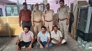 जेल प्रहरी को जान से मारने की धमकी देने के आरोप में तीन गिरफ्तार