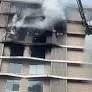 सूरत में आवासीय इमारत की तीन मंजिलों में लगी आग 18 लोगों को बचाया सूरत में आवासीय इमारत की तीन मंजिलों में लगी आग 18 लोगों को बचाया
