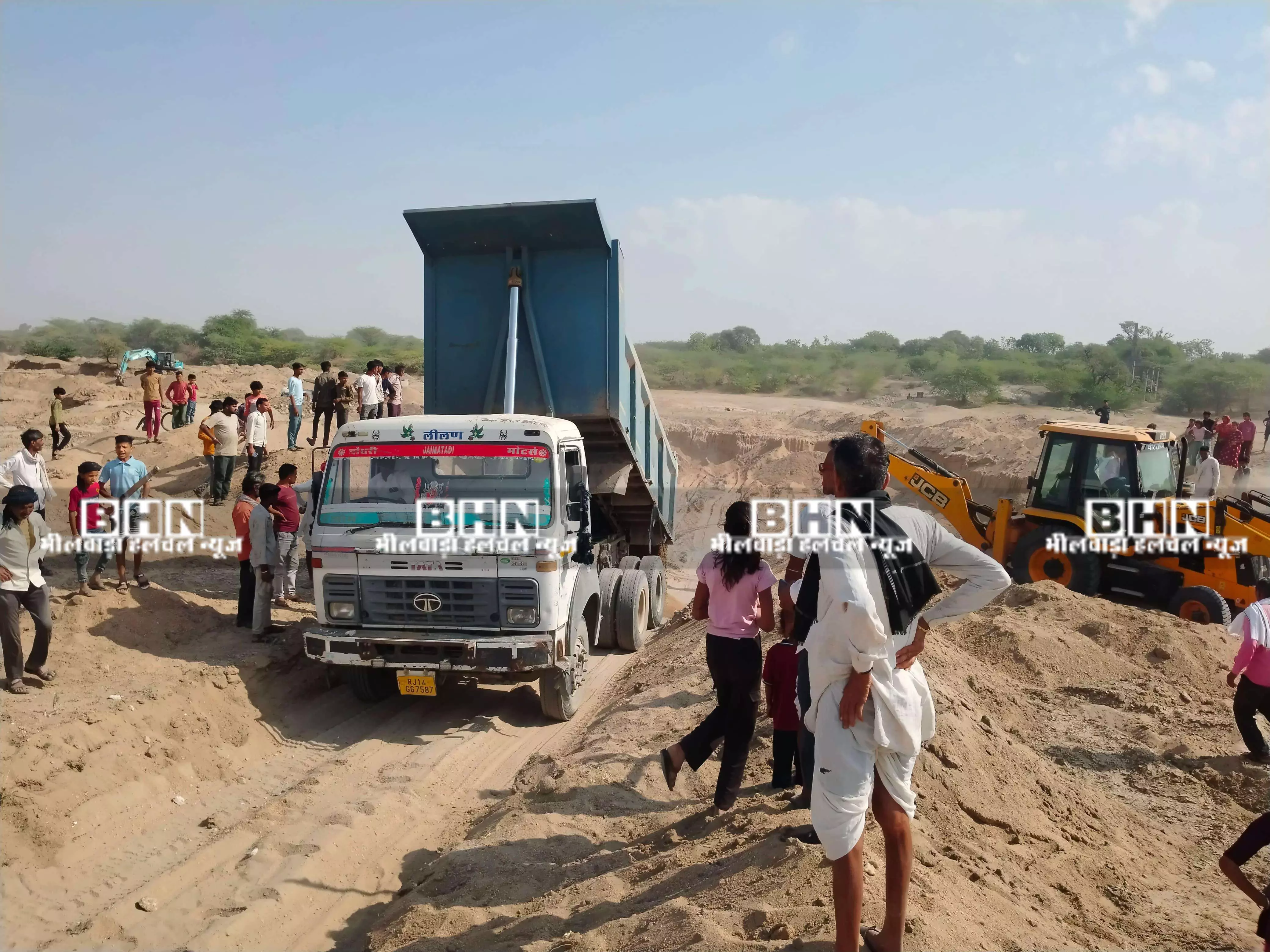 अवैध बजरी रोकने गए ग्रामीणों को जिंदा जमीन में गाड़ने की दी धमकी अवैध बजरी रोकने गए ग्रामीणों को जिंदा जमीन में गाड़ने की दी धमकी