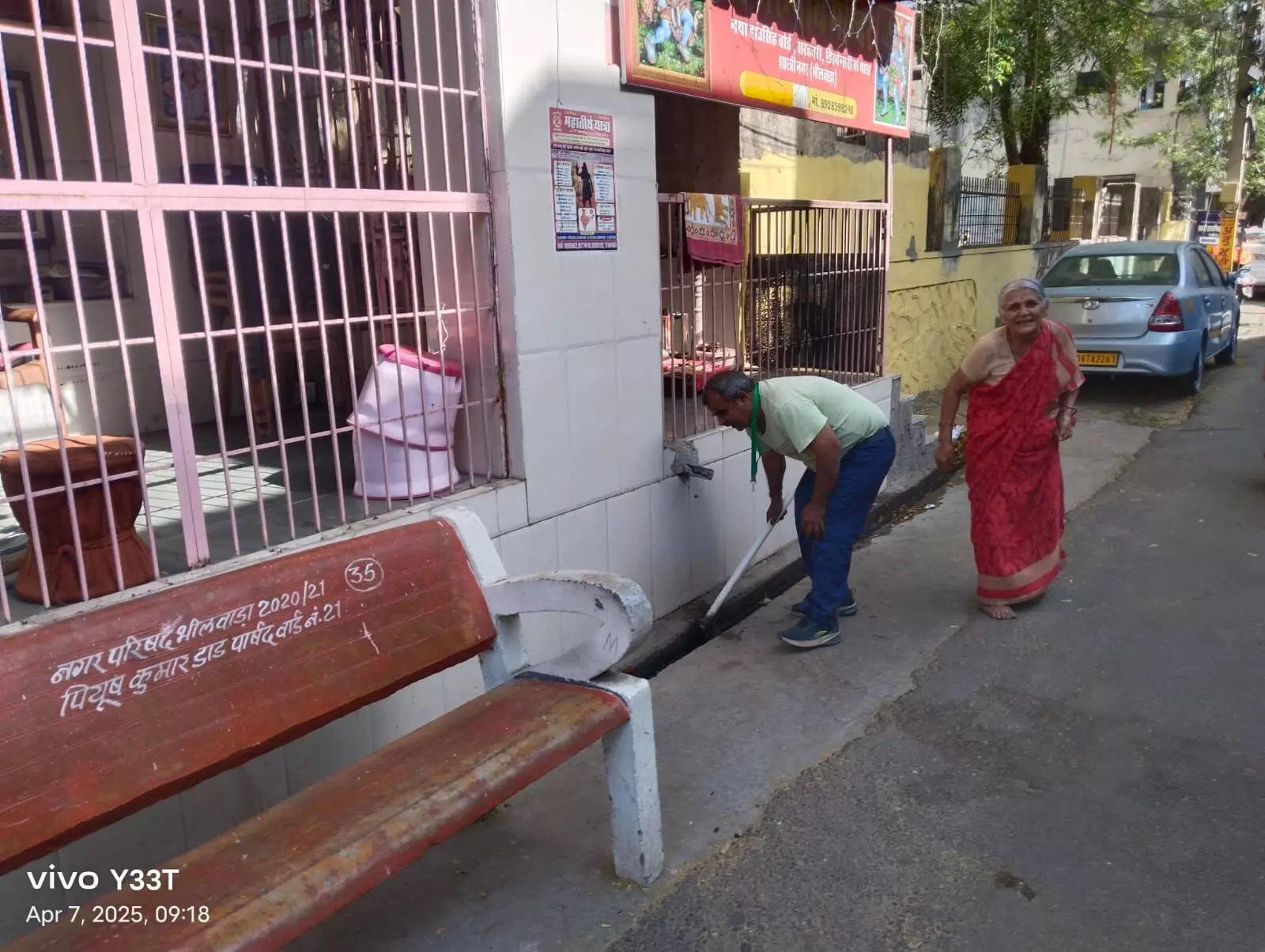 पार्षद प्रतिनिधि ने की नाली की सफाई पार्षद प्रतिनिधि ने की नाली की सफाई