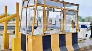 दिल्ली-मुंबई एक्सप्रेसवे पर बदमाशों का आतंक, टोल प्लाजा पर हमला दिल्ली-मुंबई एक्सप्रेसवे पर बदमाशों का आतंक, टोल प्लाजा पर हमला