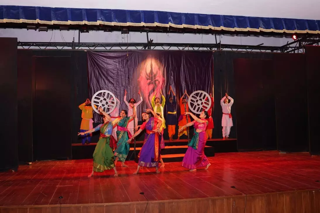 शिल्पग्राम में अहिल्या बाई होल्कर पर आधारित नाटक ‘पुण्यश्लोक’ ने किया रोमांचित शिल्पग्राम में अहिल्या बाई होल्कर पर आधारित नाटक ‘पुण्यश्लोक’ ने किया रोमांचित