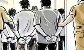 किराए की गाड़ियां नशा तस्करों को बेचने के मामले में पांच गिरफ्तार किराए की गाड़ियां नशा तस्करों को बेचने के मामले में पांच गिरफ्तार