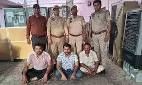 जेल प्रहरी को जान से मारने की धमकी देने के आरोप में तीन गिरफ्तार जेल प्रहरी को जान से मारने की धमकी देने के आरोप में तीन गिरफ्तार