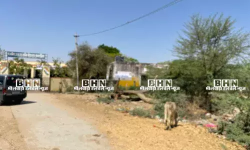 स्कूल के सामने भूमि पर मलबे के ढेर