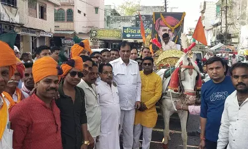 ज्योति बा फुले की जयंती पर निकली शोभायात्रा ज्योति बा फुले की जयंती पर निकली शोभायात्रा