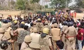 भीमराव आंबेडकर की प्रतिमा को लेकर बवाल,लखनऊ में भीड़ ने किया पथराव; पुलिस ने लाठीचार्ज कर दागे आंसू गैस के गोले भीमराव आंबेडकर की प्रतिमा को लेकर बवाल,लखनऊ में भीड़ ने किया पथराव; पुलिस ने लाठीचार्ज कर दागे आंसू गैस के गोले