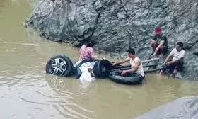 अनियंत्रित थार,नदी में गिरी , पांच की मौत, एक घायल अनियंत्रित थार,नदी में गिरी , पांच की मौत, एक घायल